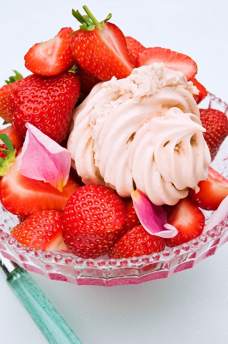 Meringues filled with chestnut cream and fresh strawberries