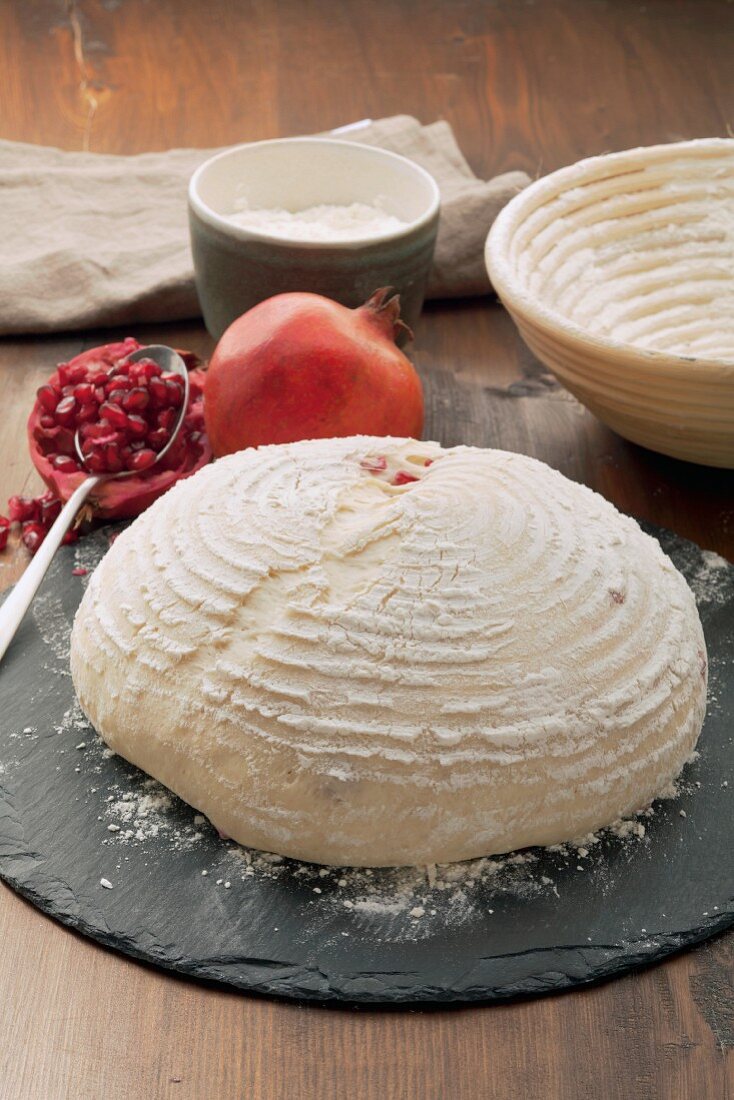 Ungebackenes Granatapfelbrot auf einer Steinplatte