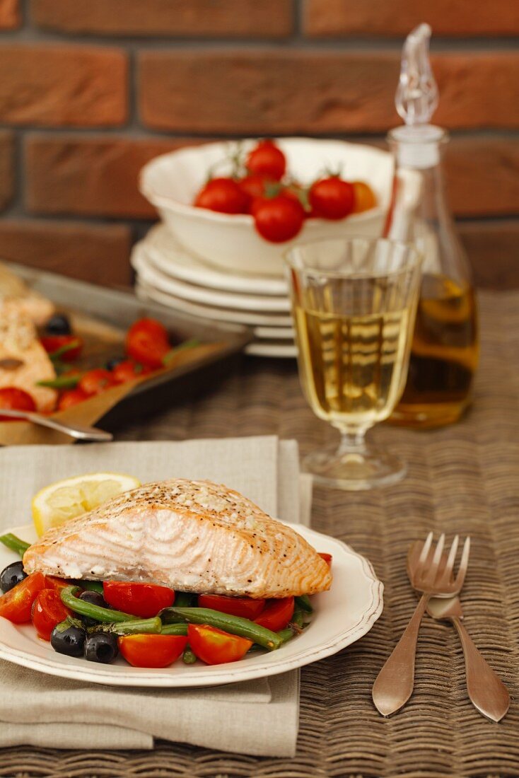 Lachsfilet auf Tomaten-Bohnen-Salat mit Oliven