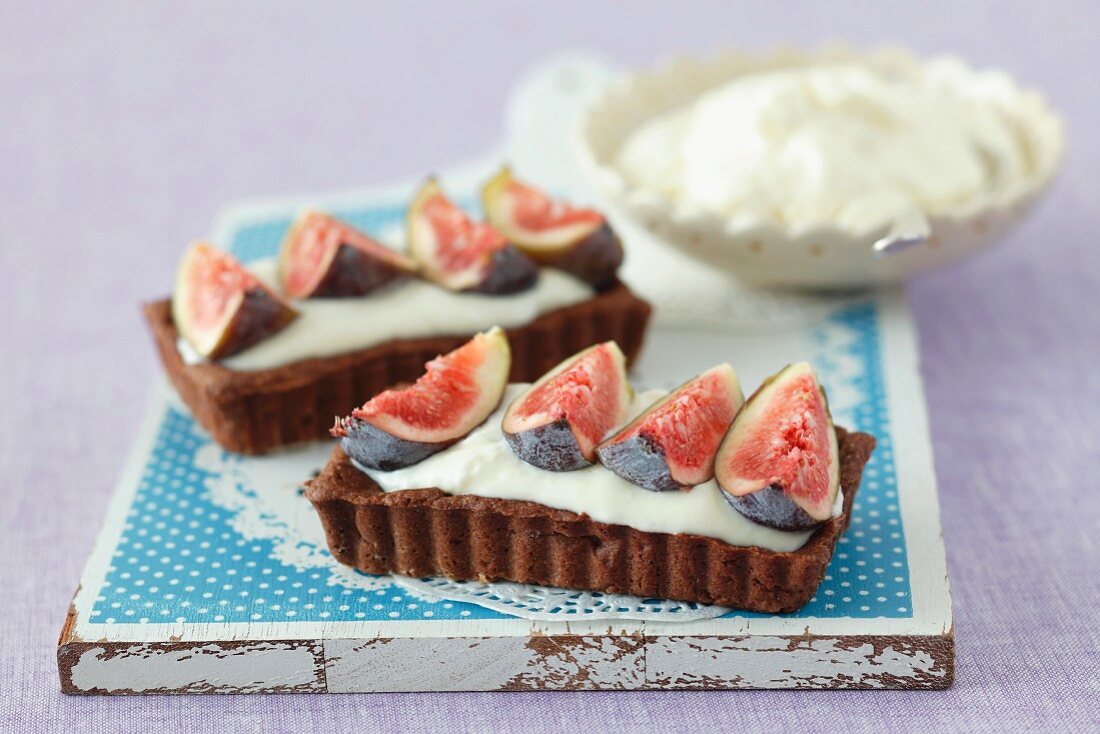 Chocolate tartlets with white chocolate cream and figs