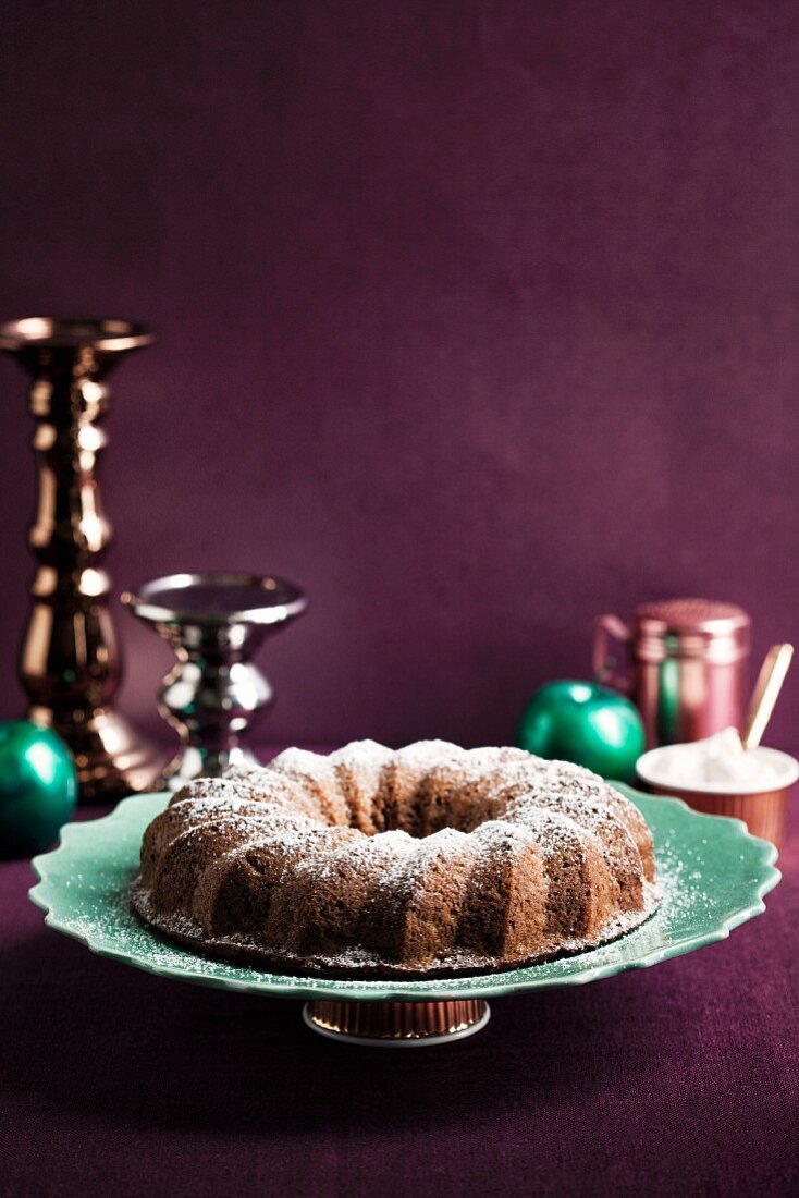 Apfel-Cidre Gewürzkuchen mit Zimt-Sahne auf Kuchenplatte