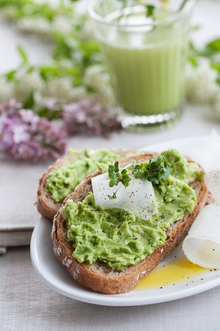 Bread with avocado spread and strips of radish