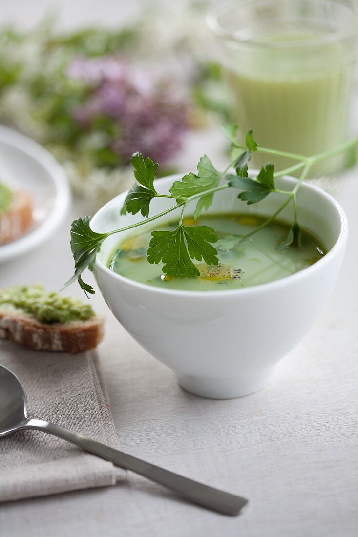 Avocadosuppe mit Petersilie