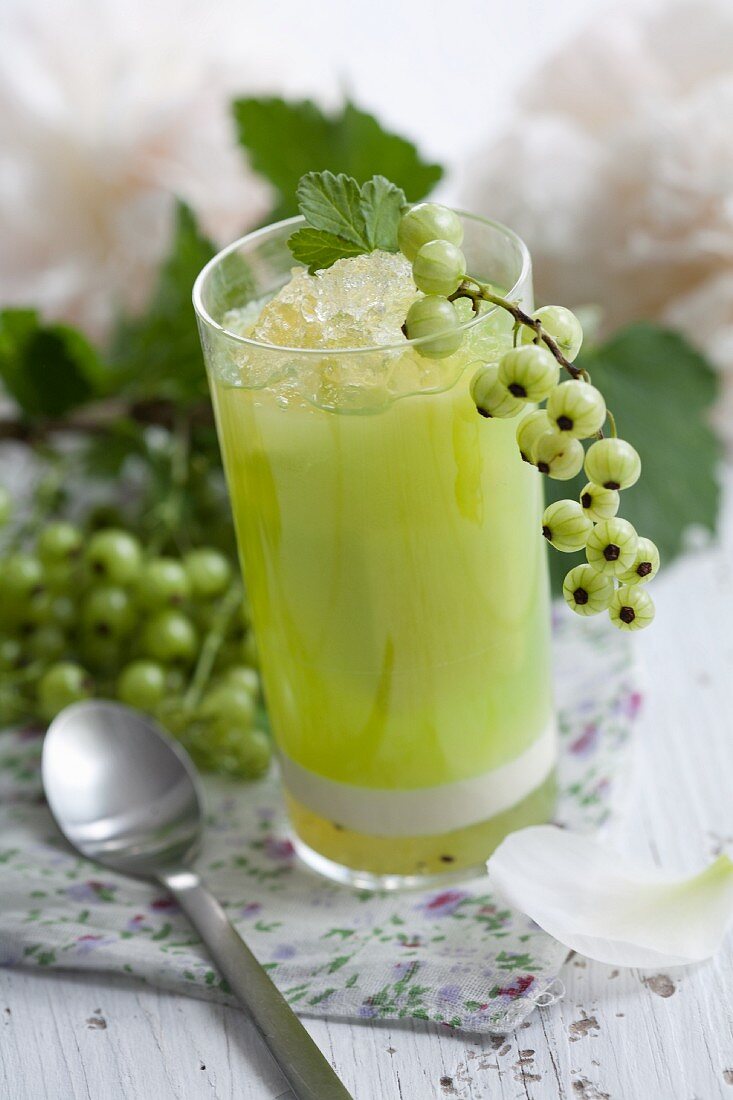 Melon and currant juice with ice