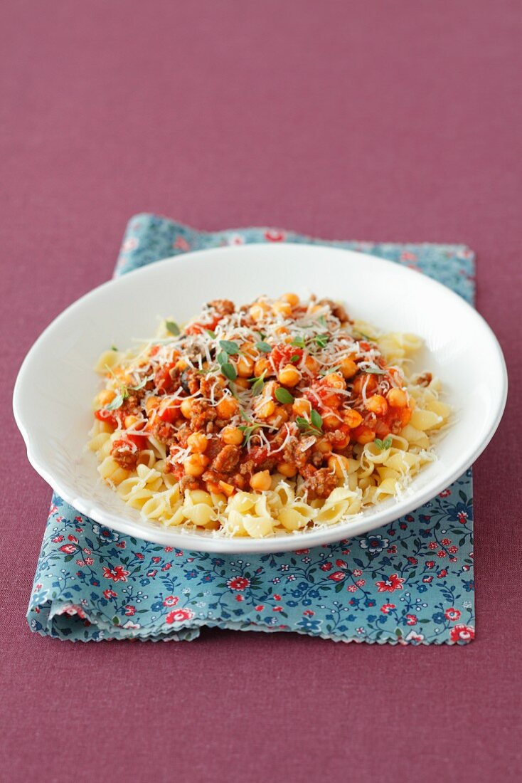 Muschelnudeln mit Hackfleisch-Kichererbsen-Sauce