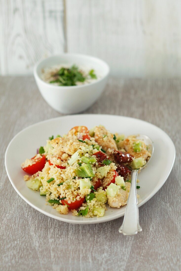 Couscoussalat mit Hähnchen, Gurken und Tomaten