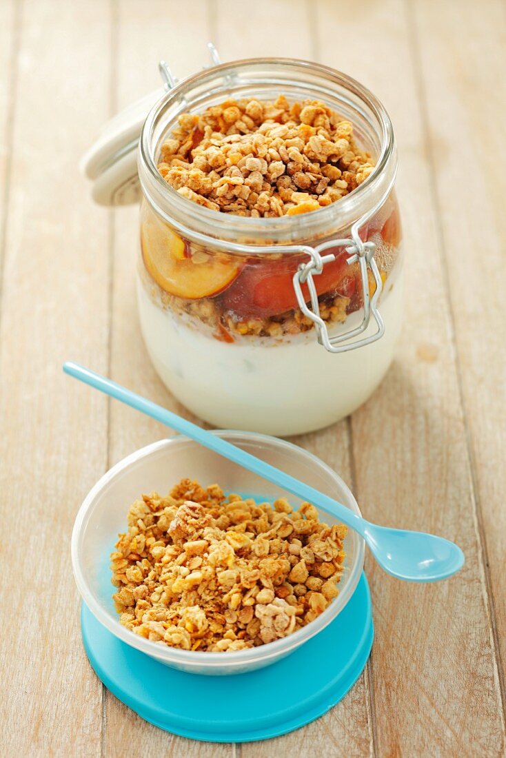 Yoghurt with cereals and peaches