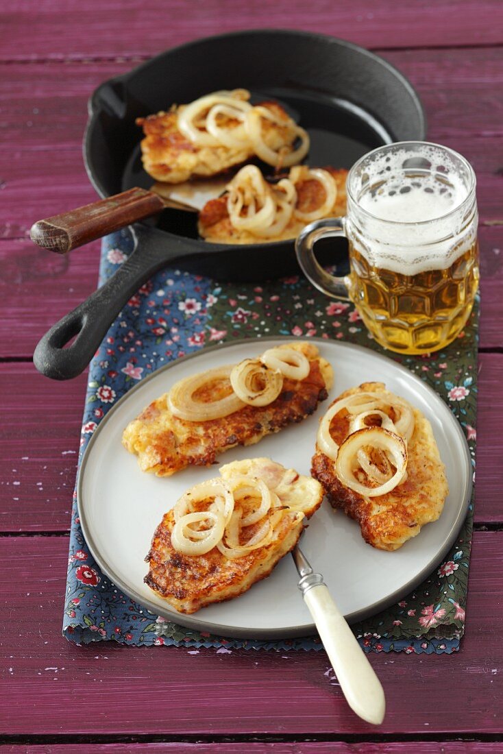 Quark cakes with smoked bacon and onions with beer