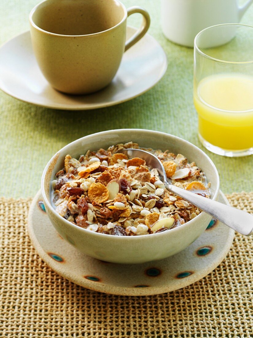 Frühstück mit Vollkornmüsli und frischem Orangensaft