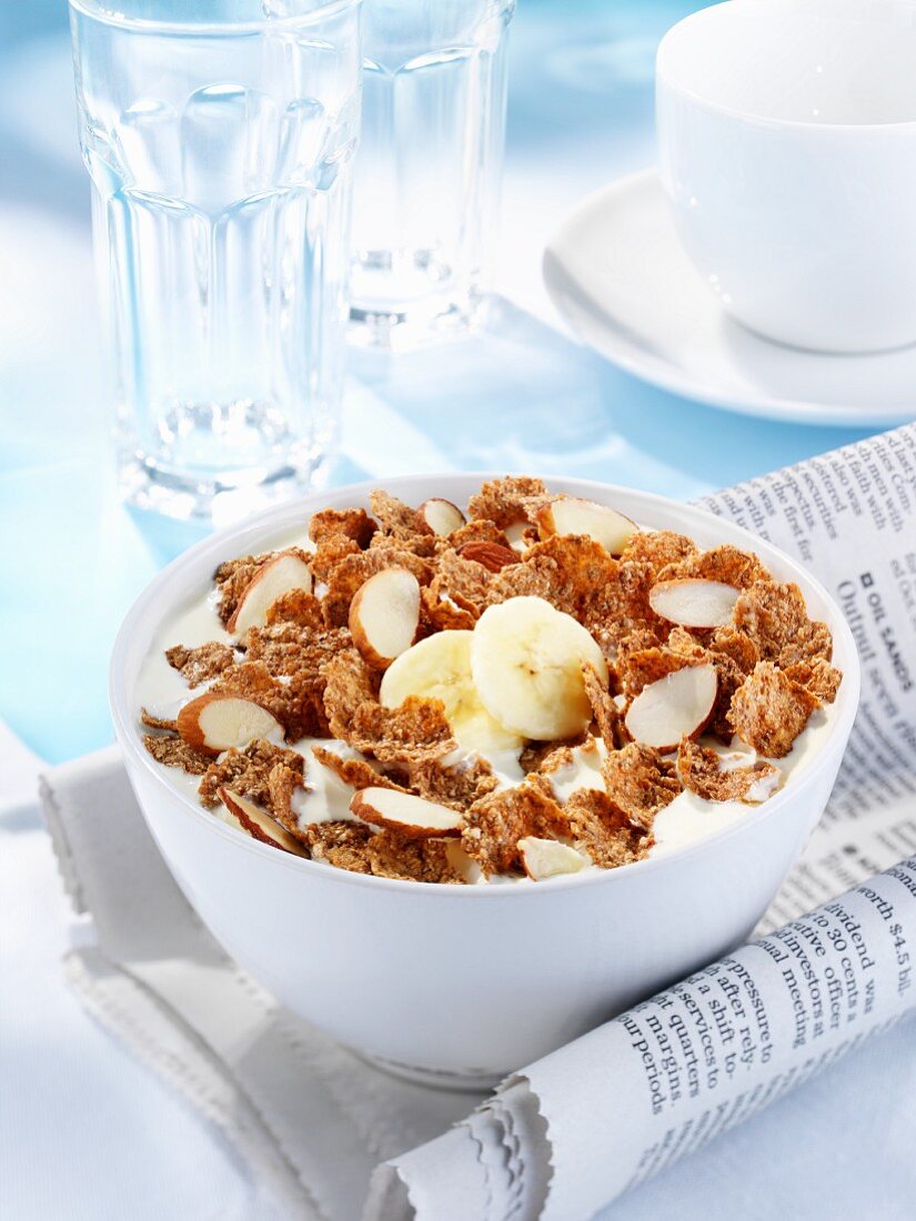 Wholemeal cornflakes with almonds and bananas