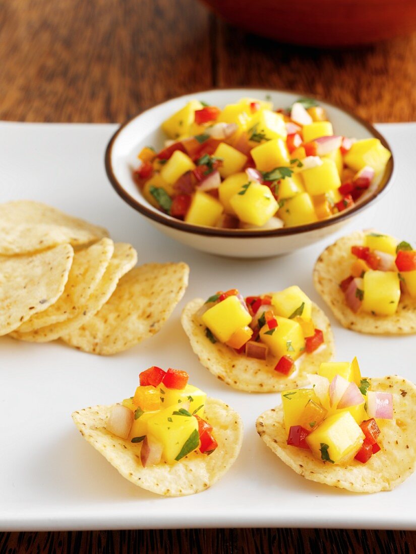 Tortillachips mit Mangosalsa