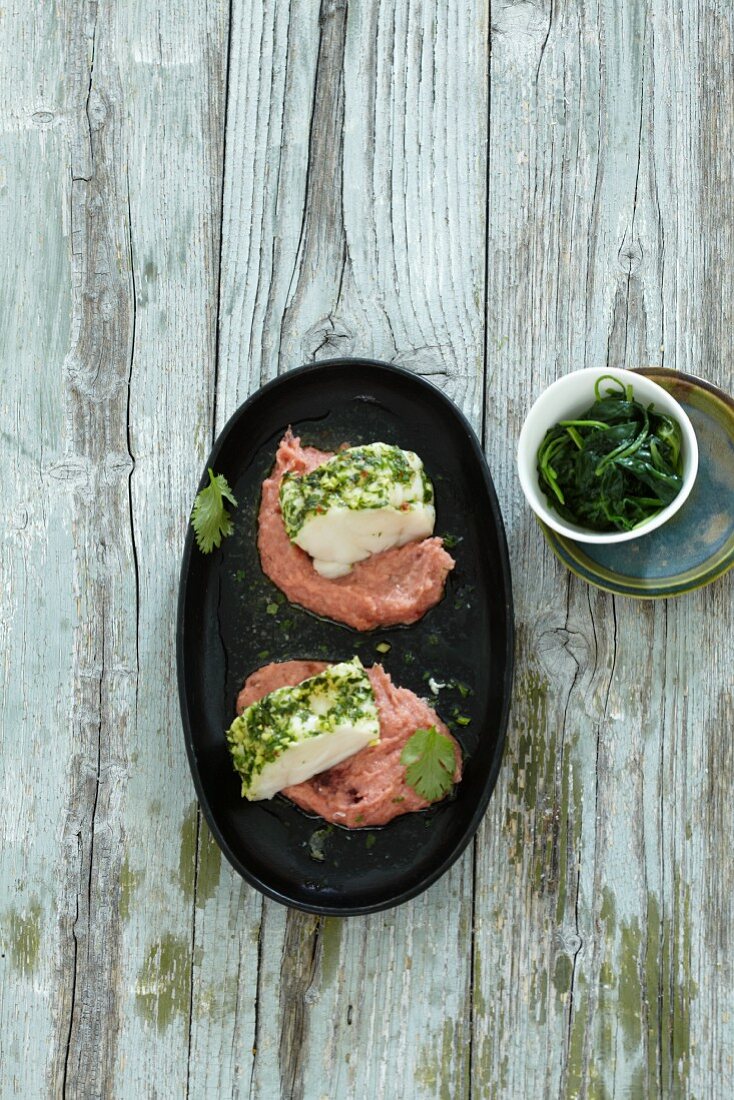 Seeteufelfilet mit Kräutern und Blattspinat