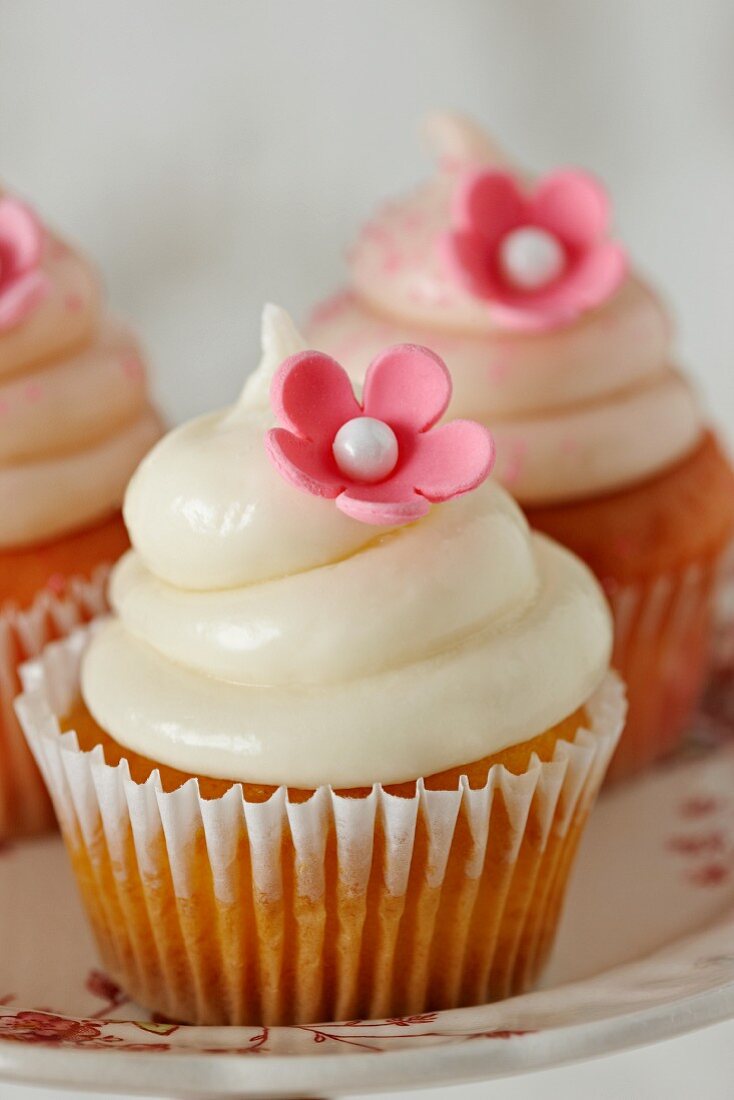 Vanille-Cupcakes mit rosa Zuckerblüte