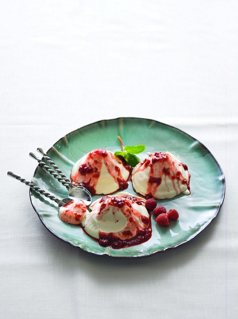 Panna cotta with raspberry sauce