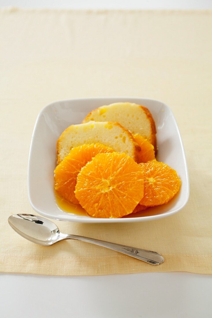 Glasierte Orangen und Napfkuchenstücke