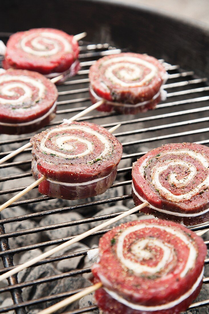 Gefüllte gerollte Lendensteaks auf dem Grill