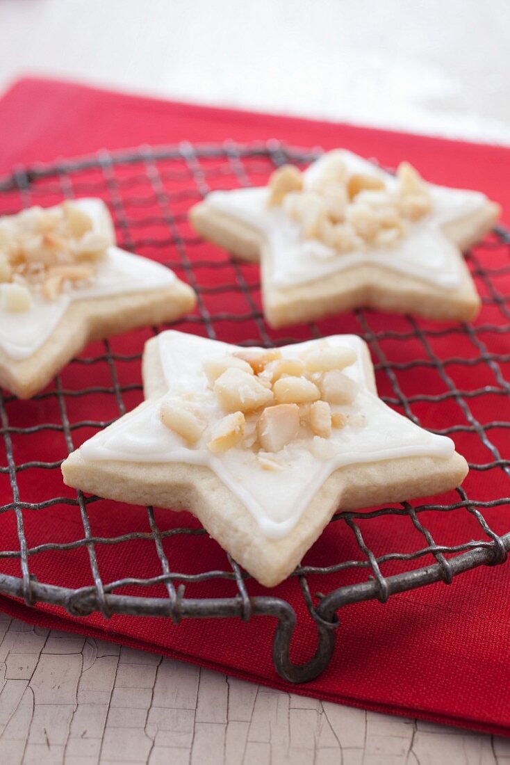 Sternplätzchen mit Eggnogcreme und Macadamianüssen