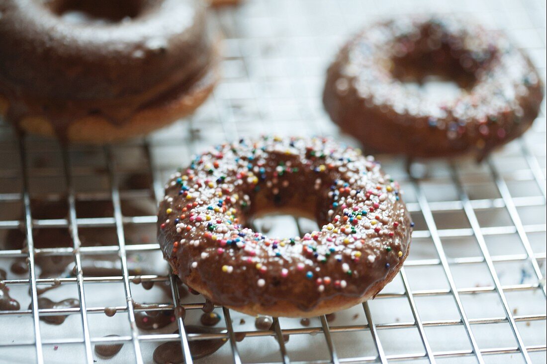 Doughnuts mit dunkler Zuckerglasur und Liebesperlen