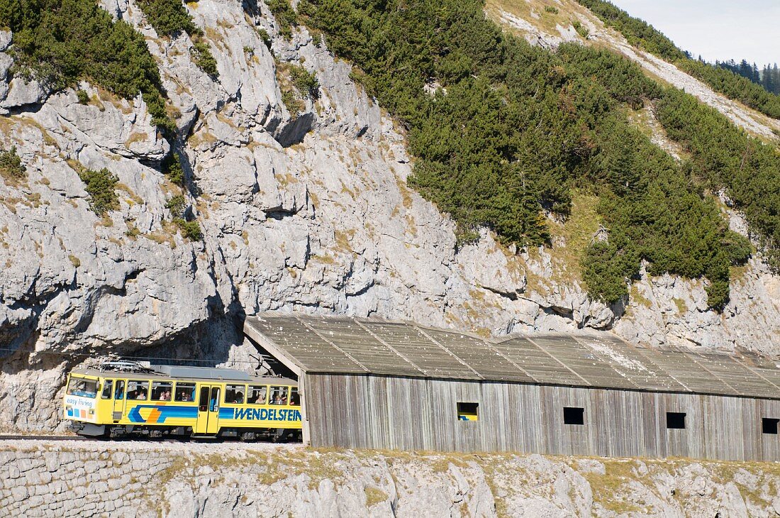 Wendelstein-Zahnradbahn vor Gebirgswand (Deutschland)