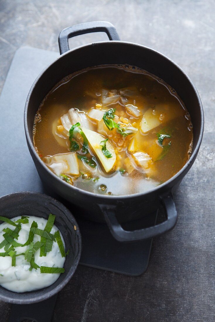 Marokkanischer Gemüseeintopf mit Joghurtsauce