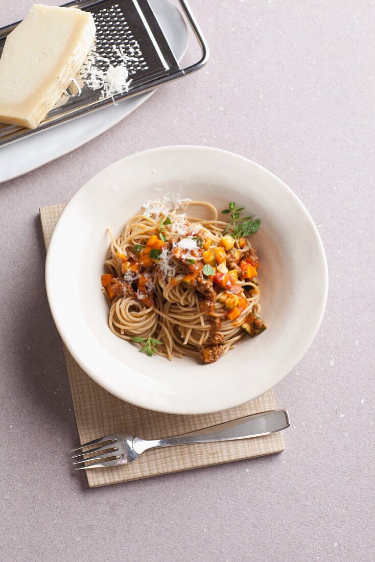 Spaghetti mit Hackfleischsauce und Parmesan