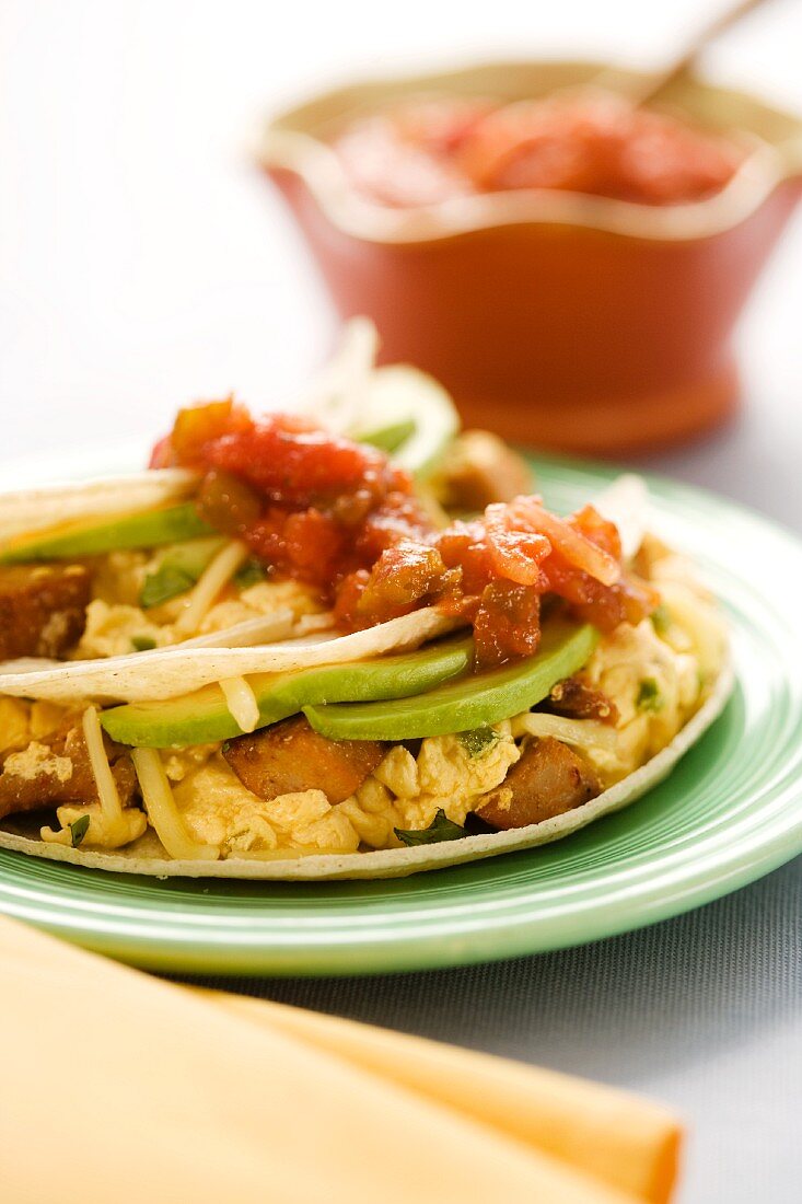 Tacos mit Rührei, Kartoffeln, Avocados und Salsa