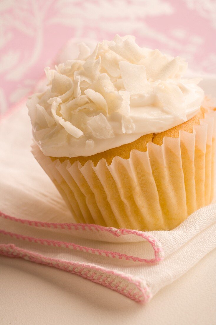 Cupcake mit Vanillecreme und Kokosflocken