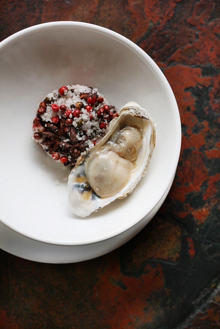 Frische Auster und Pfefferkörner mit grobem Meersalz