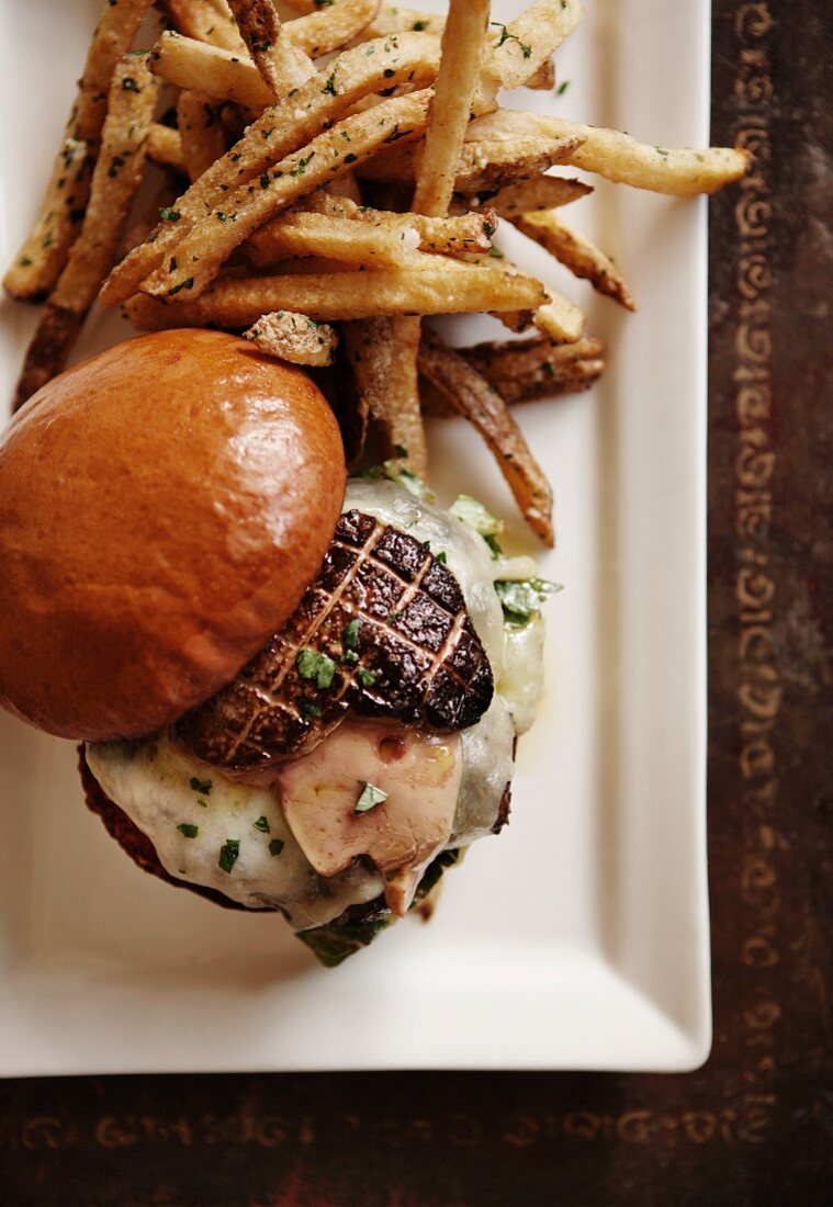 Cheeseburger mit Gänseleber, Vermont Cheddar und getrüffelten Pommes frites