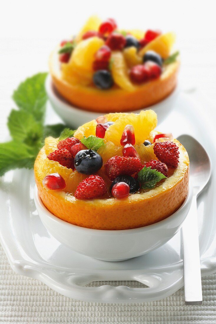 Macedonia nelle arance (fruit salad in orange zest)