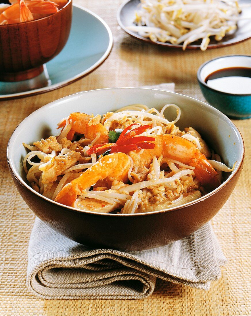 Fried rice noodles with prawns