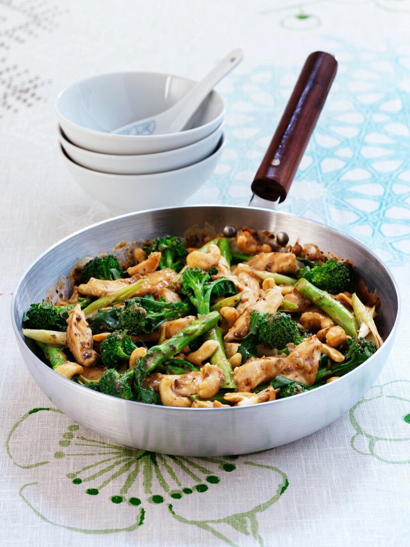 Stir-fried chicken with broccoli
