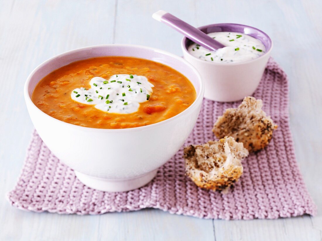Carrot soup with soup cream
