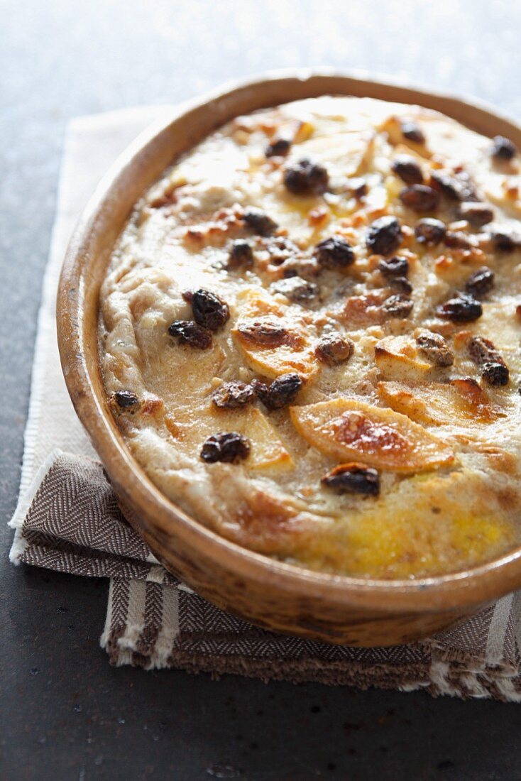 Scheiterhaufen (bread bake with apples, cinnamon, raisins and almonds)