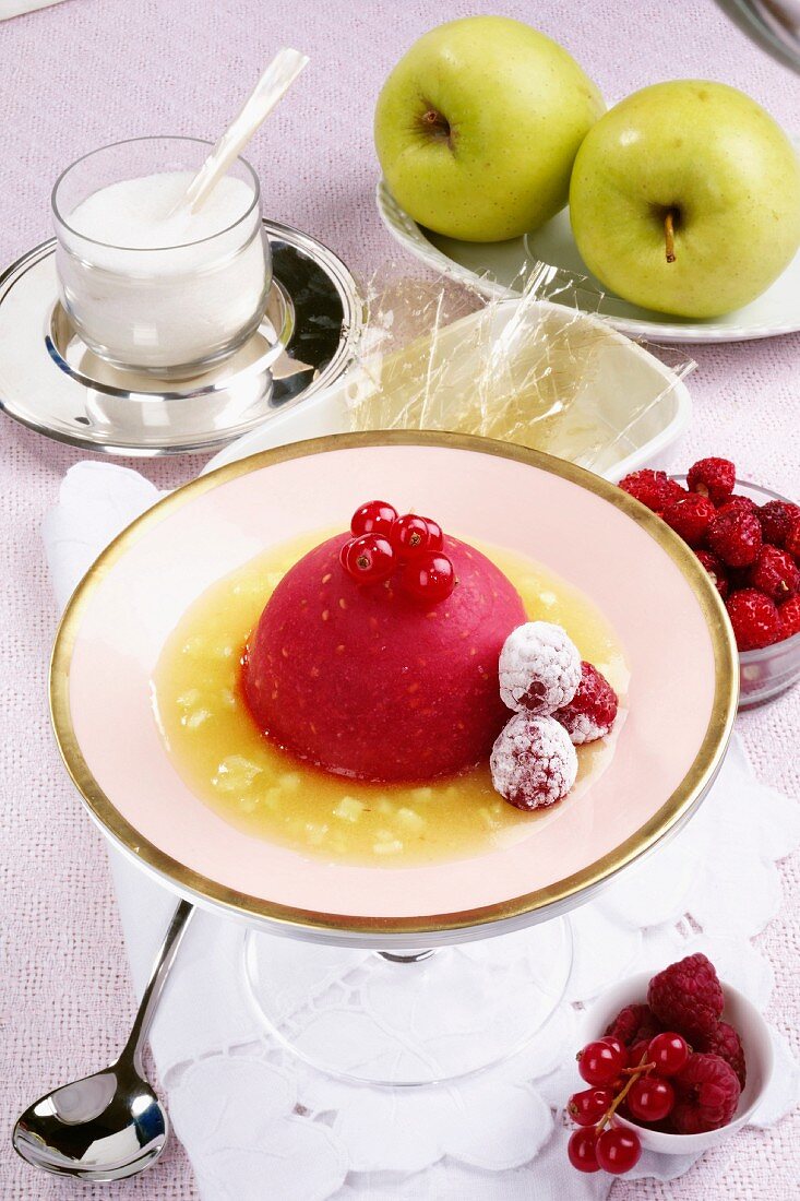 Gelatina di bacche in salsa di mele (berry jelly with sauce)