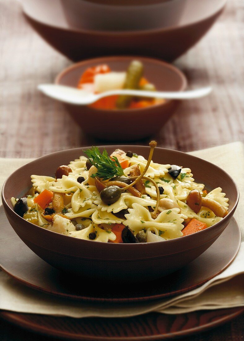 Farfalle mit Pilzen, Gürkchen und Kapern