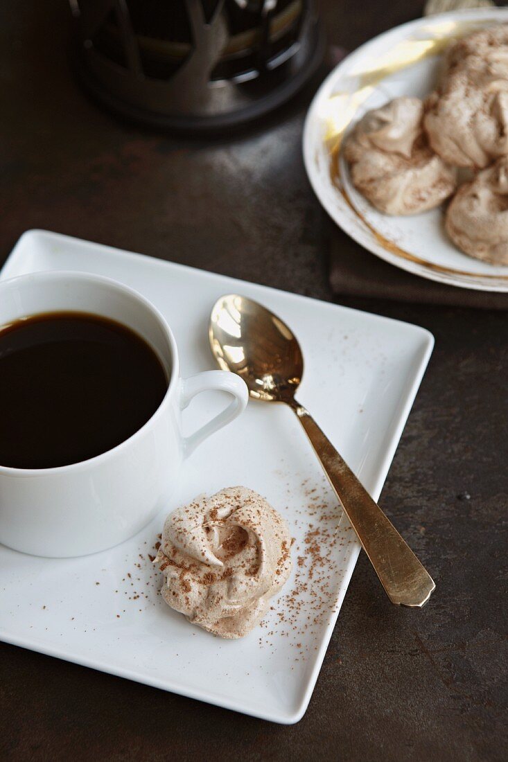 Schokoladenbaiser und eine Tasse Kaffee