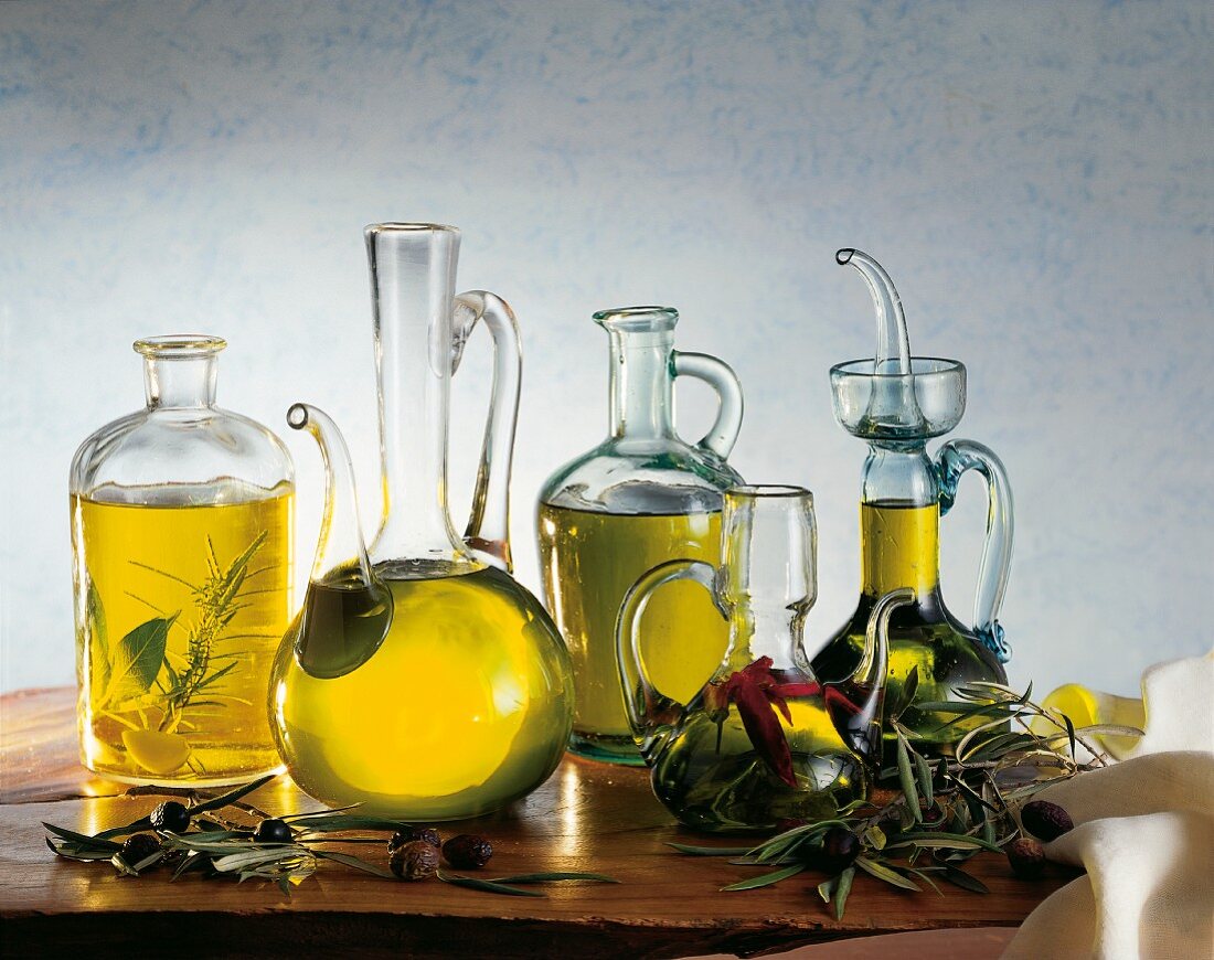 Mehrere Karaffen Olivenöl