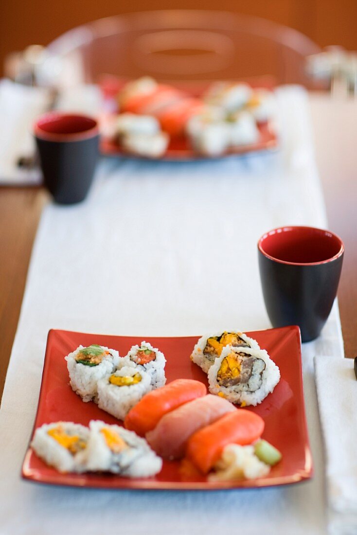 Sushi-Platte und Sake-Becher