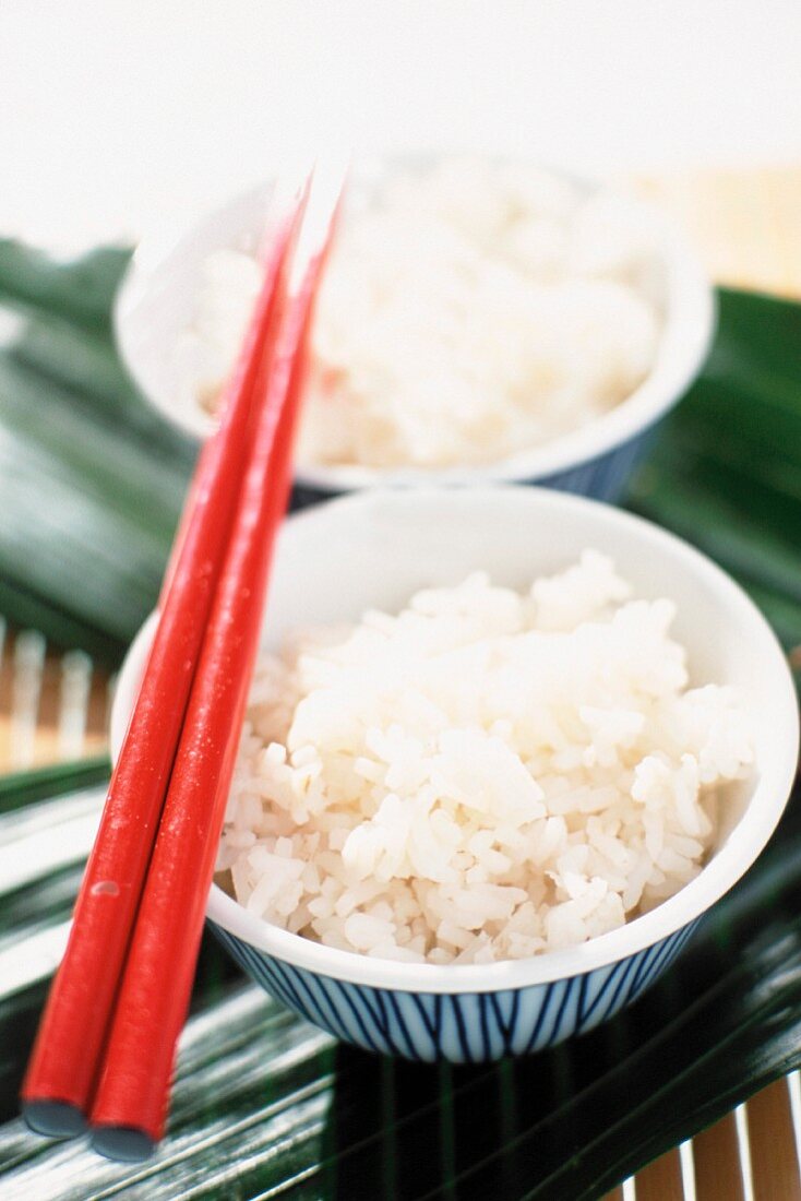 Reisschale und Essstäbchen