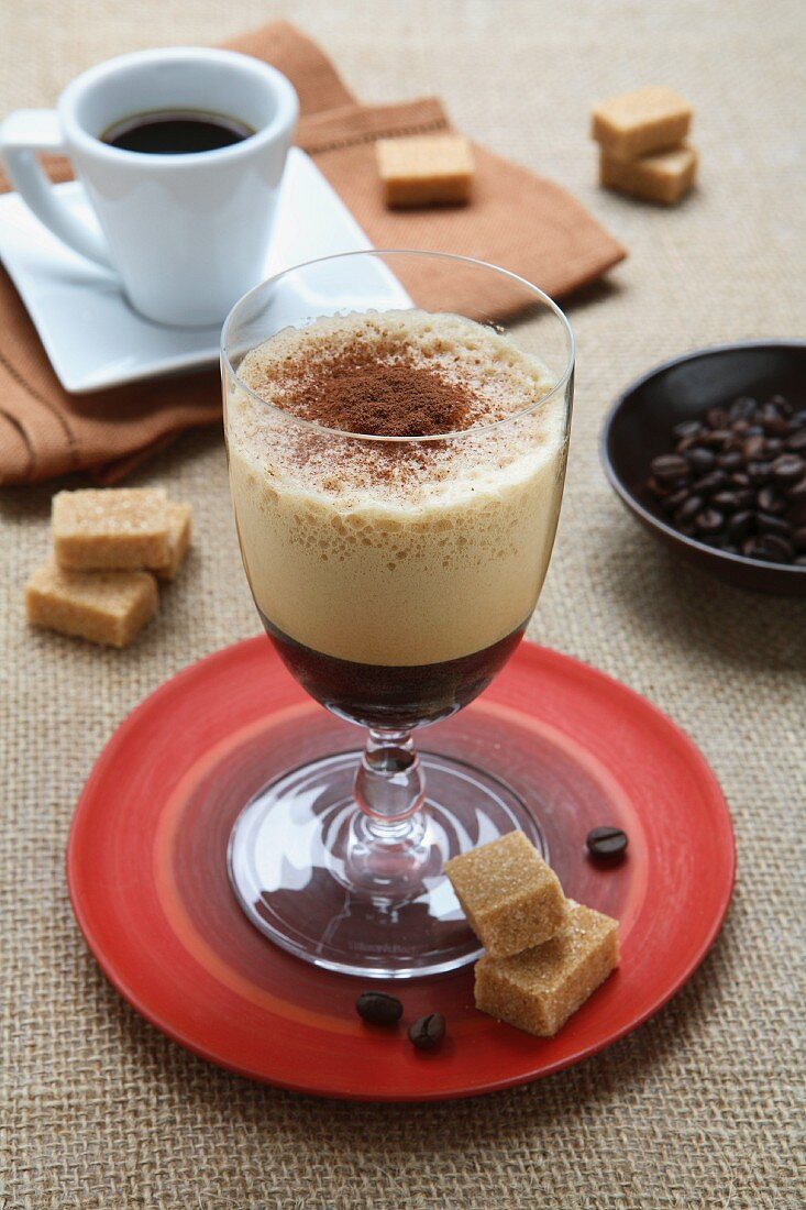 Caffe Shakerato (Italienische Kaffeespezialität mit Espresso und Eis) geschüttelter Kaffee)