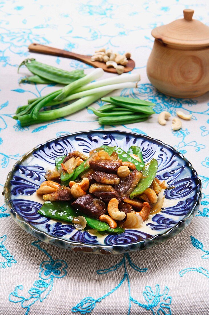 Entenpfanne mit Zuckerschoten und Cashewnüssen