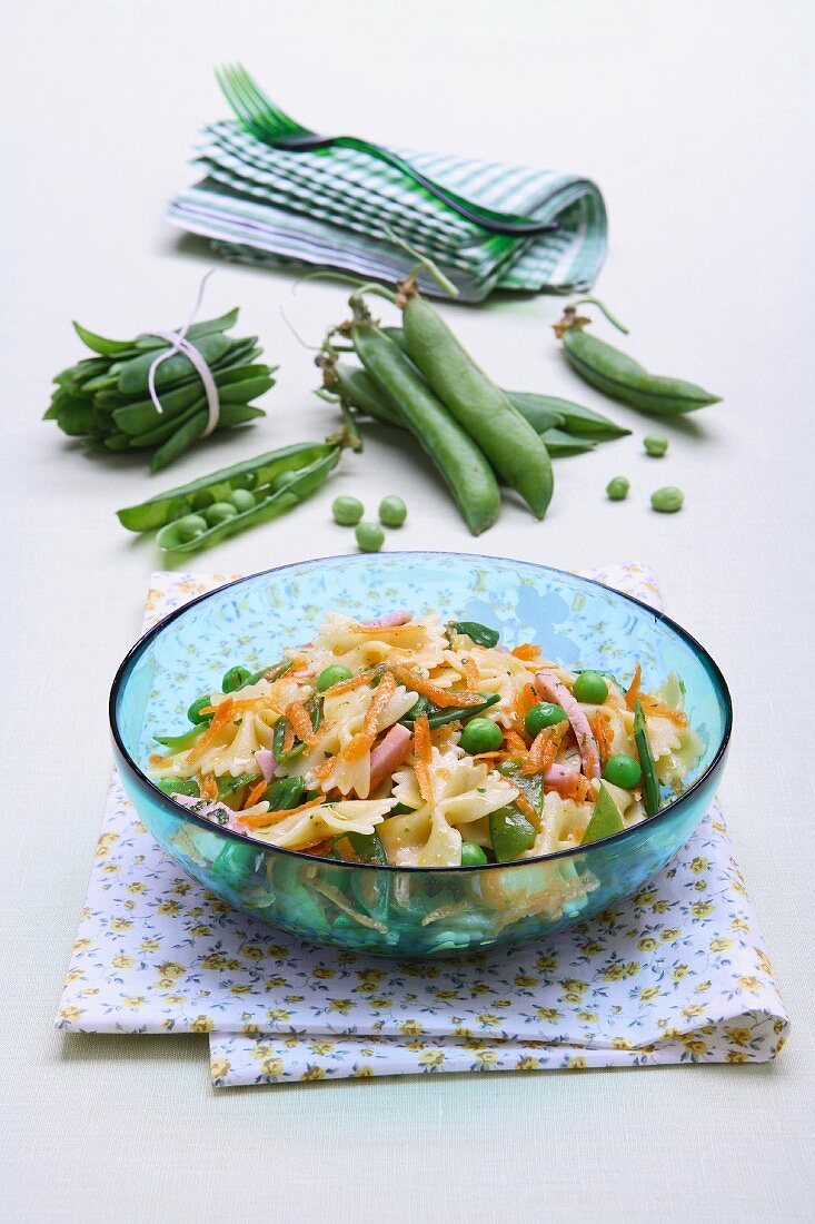 Farfalle with vegetables and Prague ham