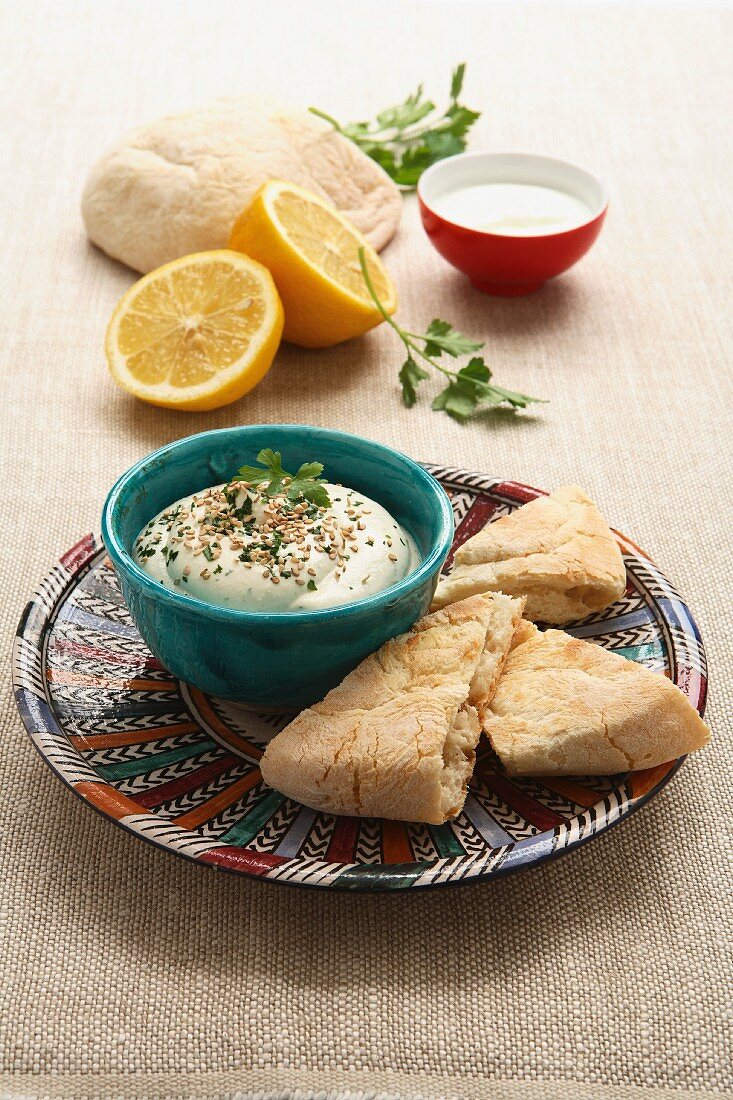 Tahina (Orientalischer Sesamdip) mit Fladenbrot