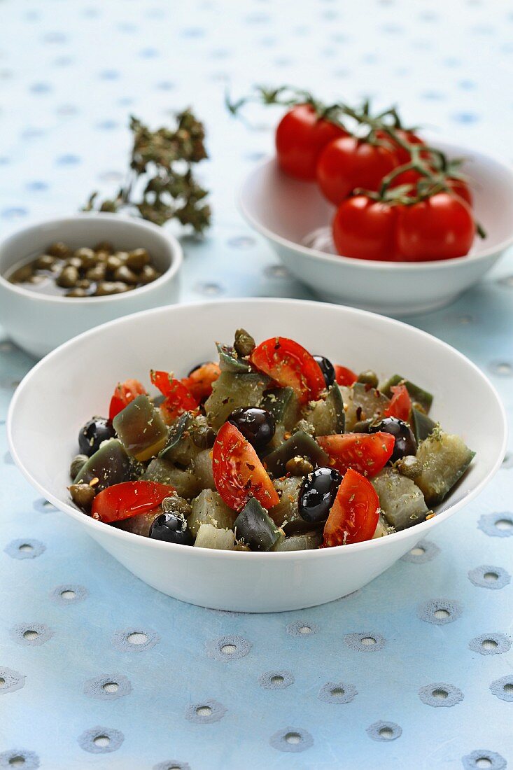 Auberginensalat mit Oliven, Tomaten und Kapern