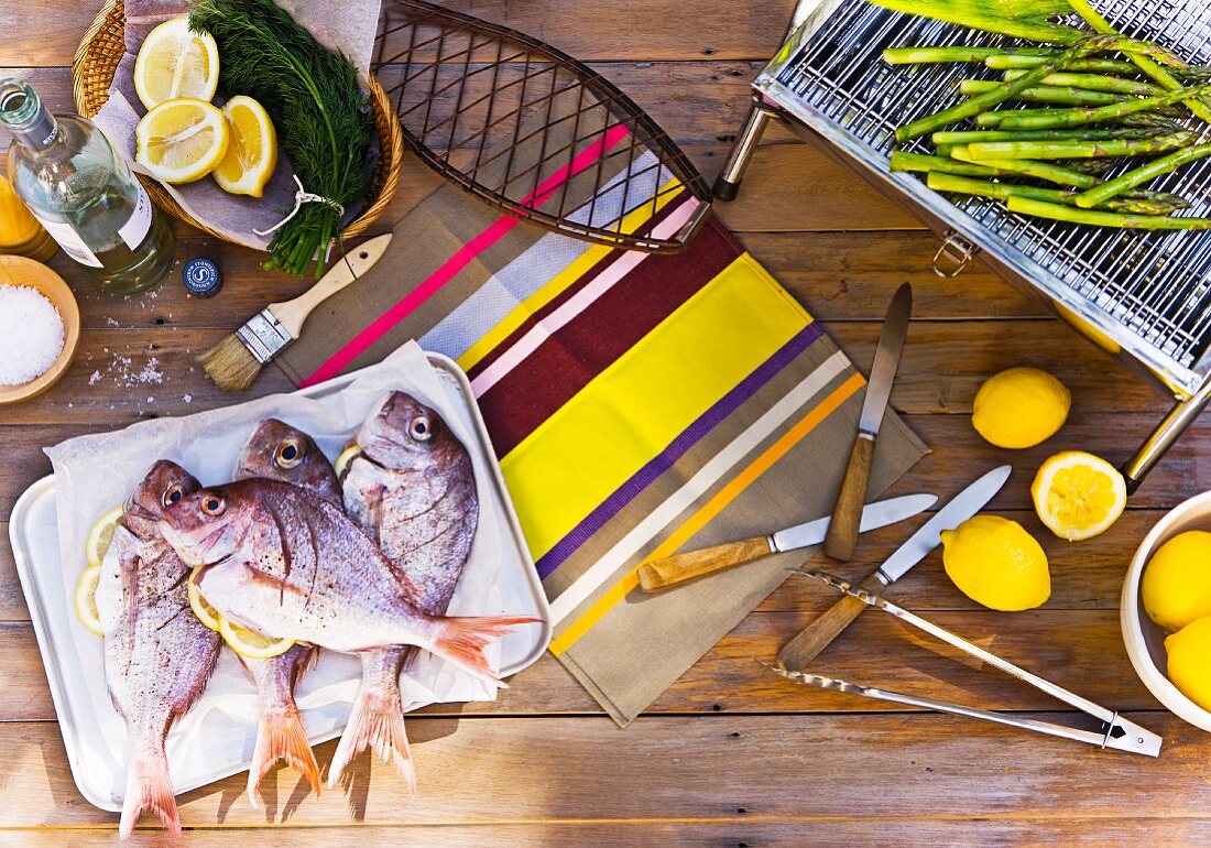 Snapper and green asparagus with ingredients, for barbecuing