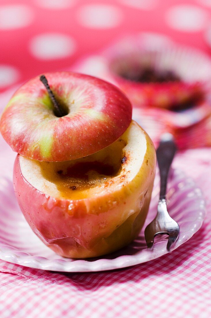 Backapfel mit Butter und Zimt