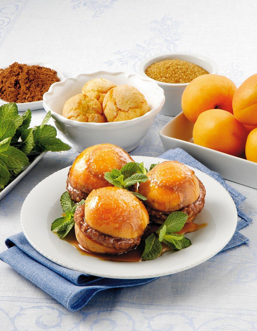 Aprikosen mit Amaretti und Karamellsauce