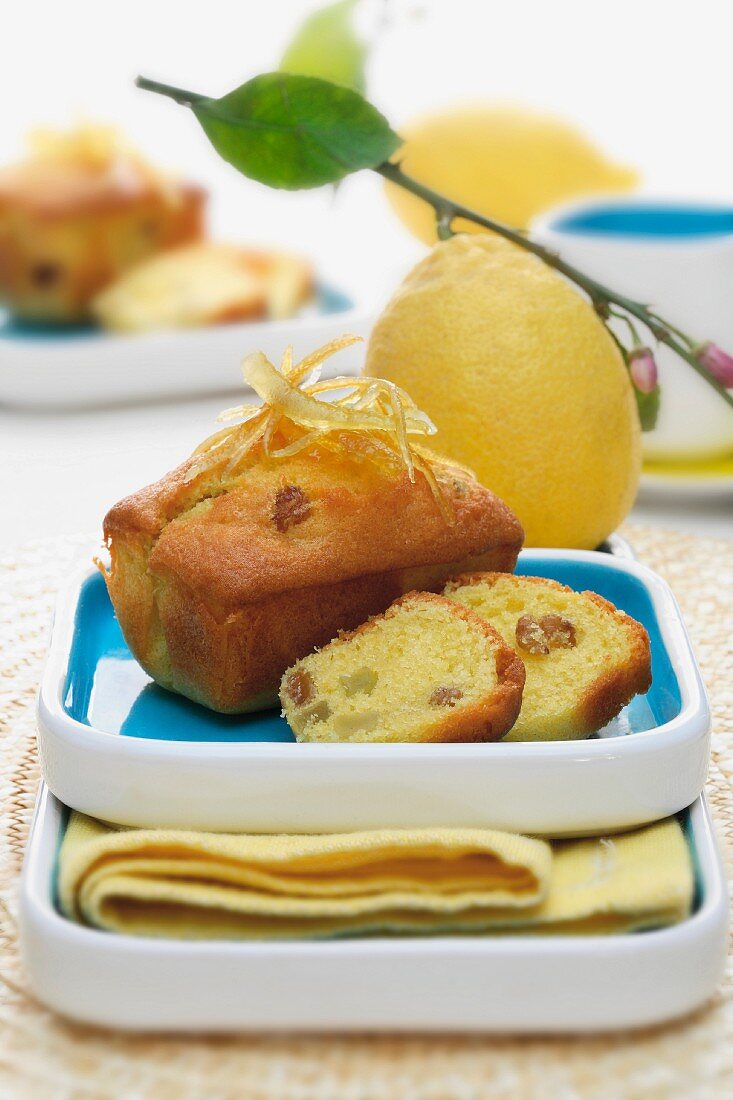 Minikuchen mit Zitronen und Rosinen