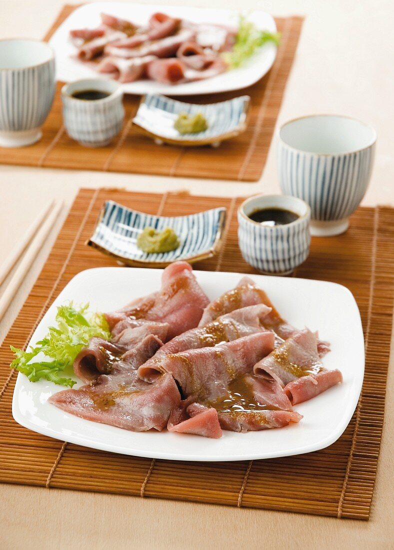 Gelbschwanzmakrelen-Carpaccio mit Wasabi und Sojasauce (Japan)